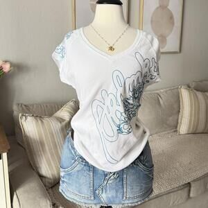 White Graphic V-Neck Tee (akdmks)